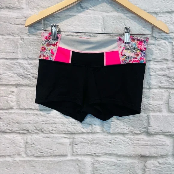 Lululemon Sz 4 Boogie Short Full-On Luon Black / Su14 Quilt 14 Floral Reversible - Picture 7 of 13